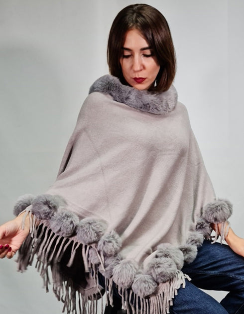 Poncho cape avec pompon fausse fourrure