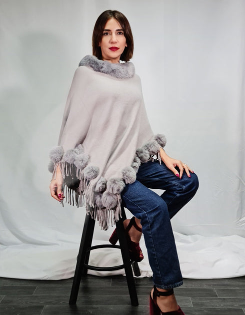Poncho cape avec pompon fausse fourrure